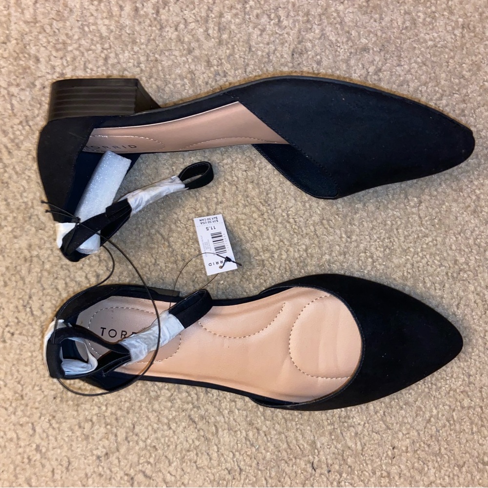 Pointed toe flat with sexy ankle strap